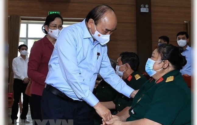 Chủ tịch nước Nguyễn Xuân Phúc thăm hỏi thương bệnh binh tại Trung tâm Nuôi dưỡng bệnh binh nặng và Điều dưỡng người có công tỉnh Hà Nam. Ảnh: TTXVN