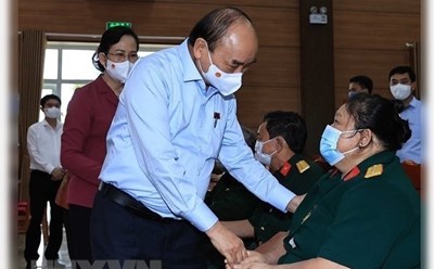 Chủ tịch nước Nguyễn Xuân Phúc thăm hỏi thương bệnh binh tại Trung tâm Nuôi dưỡng bệnh binh nặng và Điều dưỡng người có công tỉnh Hà Nam. Ảnh: TTXVN