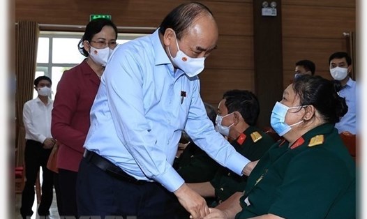 Chủ tịch nước Nguyễn Xuân Phúc thăm hỏi thương bệnh binh tại Trung tâm Nuôi dưỡng bệnh binh nặng và Điều dưỡng người có công tỉnh Hà Nam. Ảnh: TTXVN
