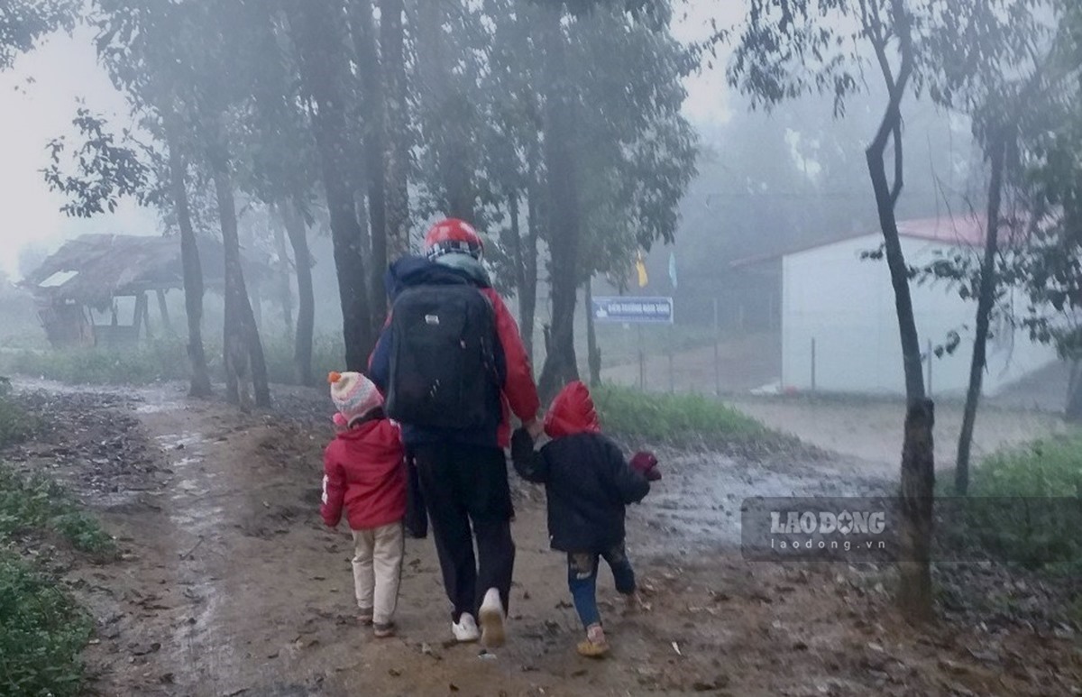 Cô giáo Lò Thị Nghị đón trẻ đến lớp học trong sương. Ảnh: Tống Bao