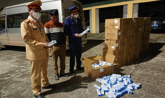10.000 bộ kit test COVID-19 bị tạm giữ và bàn giao cho Đội QLTT Số 8 - Tiên Yên, tỉnh Quảng Ninh để xử lý theo quy định của pháp luật. Ảnh: CA Quảng Ninh