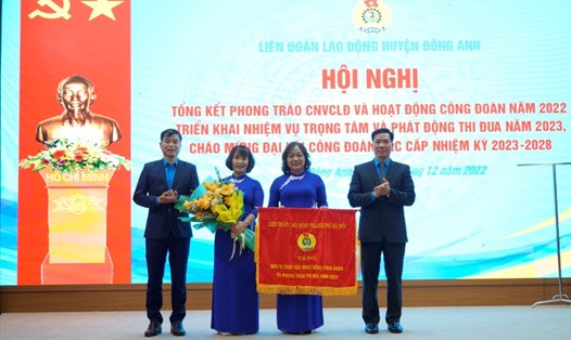 Phó Chủ tịch Liên đoàn Lao động thành phố Hà Nội Nguyễn Huy Khánh (ngoài cùng bên phải) trao tặng Cờ thi đua của Liên đoàn Lao động Thành phố cho các tập thể. Ảnh: Hải Yến