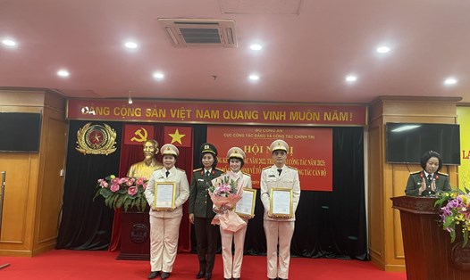 Đại tá Nguyễn Thị Thúy Thanh, Phó Cục trưởng Cục Công tác đảng và công tác chính trị trao Quyết định và tặng hoa lãnh đạo Ban Công đoàn CAND. Ảnh: Công đoàn CAND