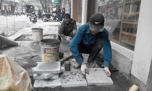 Lát đá vỉa hè ở Hà Nội. Ảnh: Mạnh Khánh