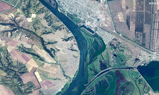 Con kênh nhân tạo tách ra từ sông Đông hướng về sông Volga ở Nga. Ảnh vệ tinh: Maxar Technologies