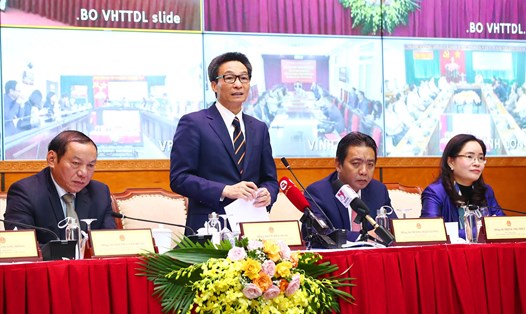 Phó Thủ tướng Vũ Đức Đam cùng Bộ trưởng Nguyễn Văn Hùng và các Thứ trưởng Bộ VHTTDL chủ trì Hội nghị. Ảnh: Trần Huấn