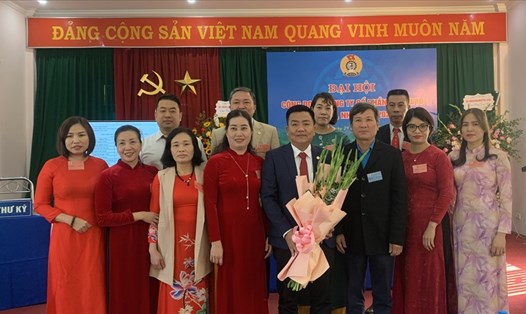 Đồng chí Hoàng Thanh Sơn, Chủ tịch Công đoàn ngành Dệt-May Hà Nội (hàng trên, thứ 3 từ phải sang) cùng các đại biểu tại Đại hội. Ảnh: Tiến Thanh