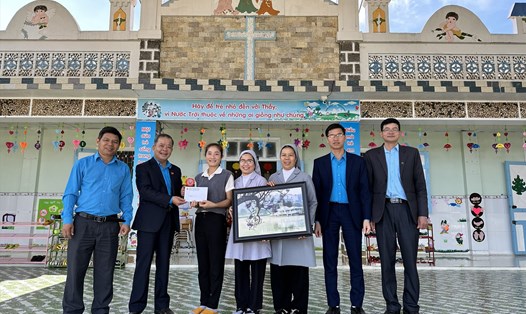 Ông Hoàng Liên, Củ tịch LĐLĐ tỉnh Lâm Đồng (thứ hai bên trái) thăm và tặng quà NLĐ có hoàn cảnh khó khăn nhân dịp Lễ Giáng sinh. Ảnh: Hồng Hạnh