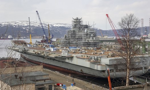 Tàu sân bay Đô đốc Kuznetsov của Nga đang được sửa chữa ở Murmansk. Ảnh: AFP