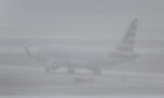 Một chiếc máy bay tại sân bay quốc tế O'Hare, ở Chicago, Illinois ngày 22.12.2022 trong bão tuyết mù mịt. Ảnh: AFP