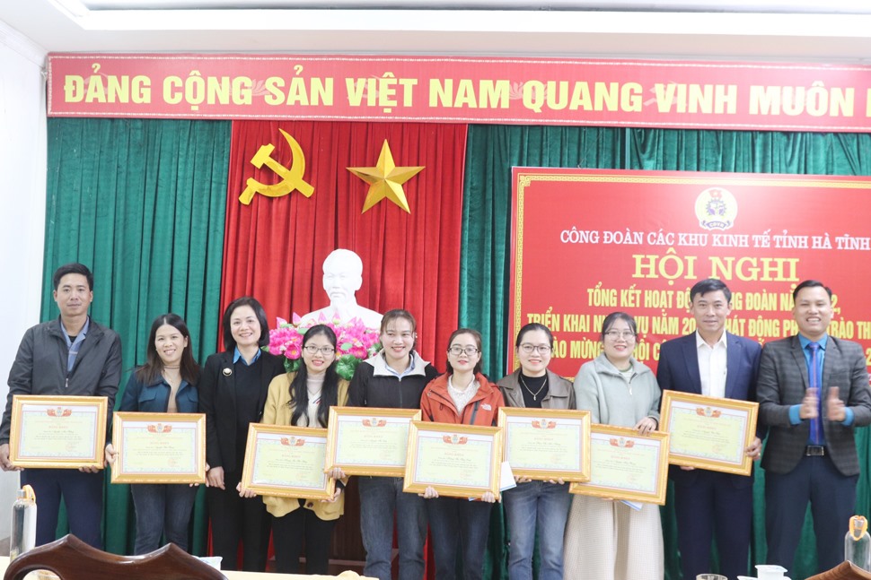 Công đoàn các KKT tỉnh Hà Tĩnh trao thưởng tại hội nghị tổng kết năm 2022. Ảnh: Quốc Anh.