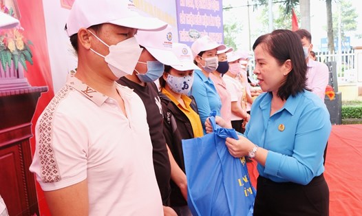 Đoàn viên, NLĐ gặp khó khăn tại Bình Phước được nhận quà Tết. Ảnh: Văn Sơn