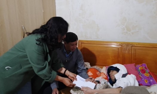 Công đoàn trao trợ cấp đột xuất cho anh Phạm Quang Sơn - giáo viên Trường THCS Tân Hòa. Ảnh: Quang Bảy