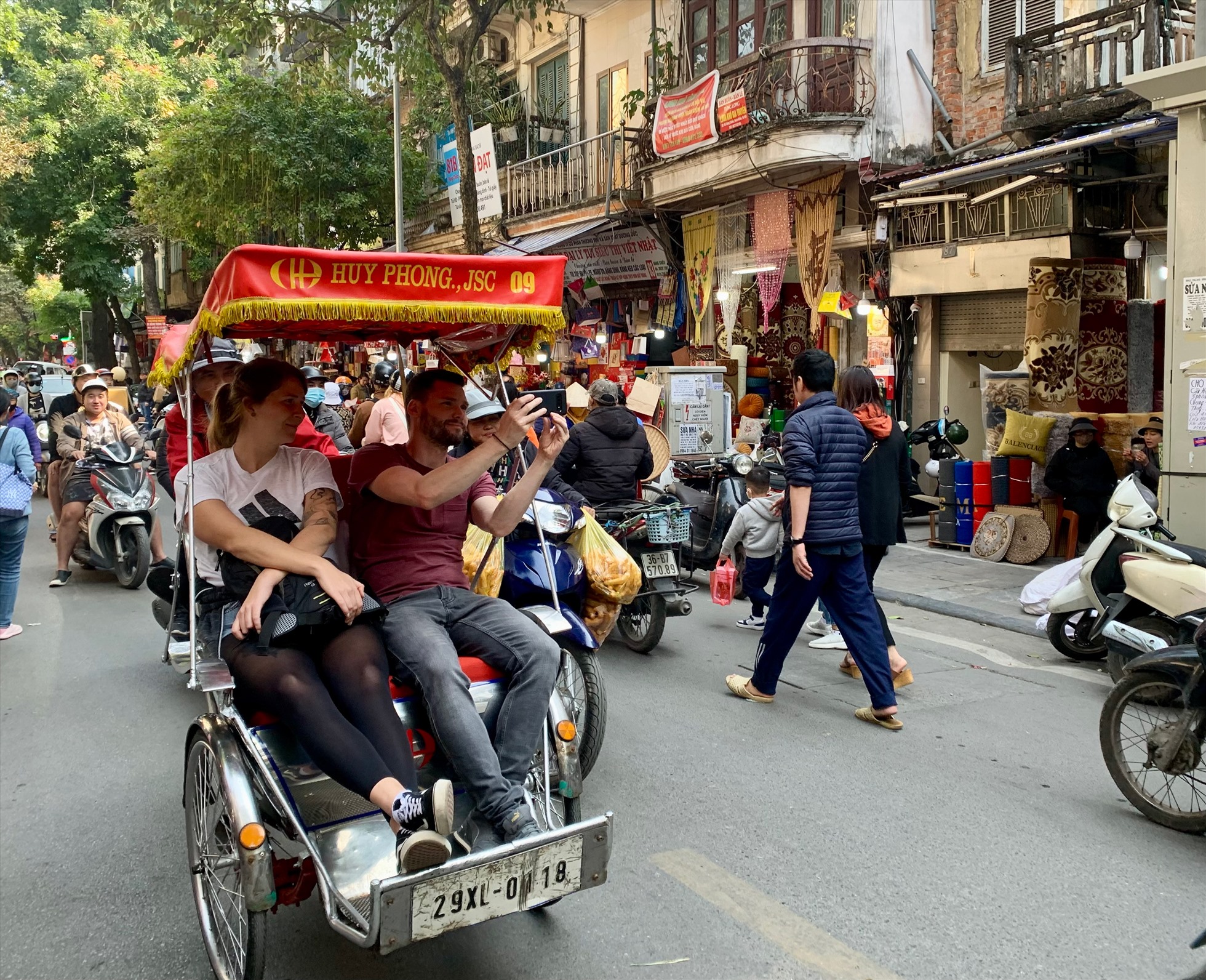 Khách quốc tế tham quan Hà Nội tháng 12.2022. Ảnh: Ý Yên