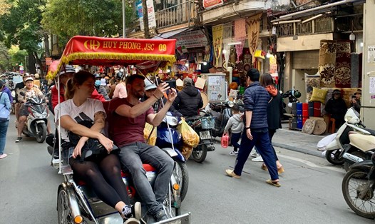 Khách quốc tế tham quan Hà Nội tháng 12.2022. Ảnh: Ý Yên
