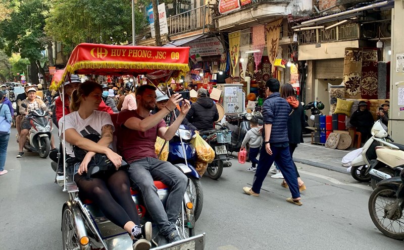 Khách quốc tế tham quan Hà Nội tháng 12.2022. Ảnh: Ý Yên