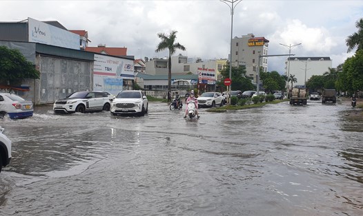 Nhiều tuyến phố ngập sâu trong nước biển dù trời không mưa. Ảnh: Nguyễn Hùng