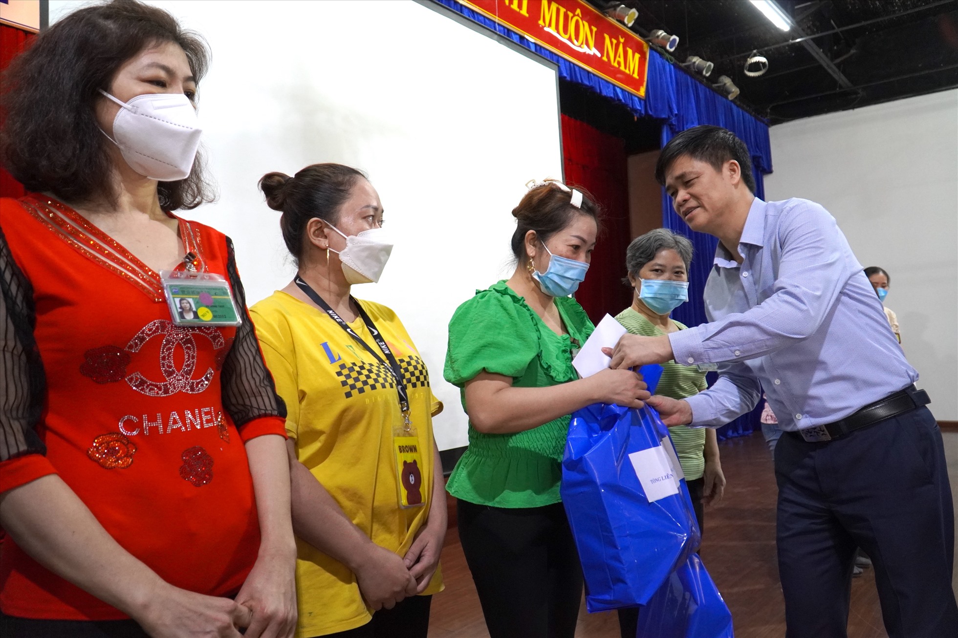 Phó Chủ tịch Tổng LĐLĐVN Ngọ Duy Hiểu tặng quà Tết cho công nhân Đồng Nai