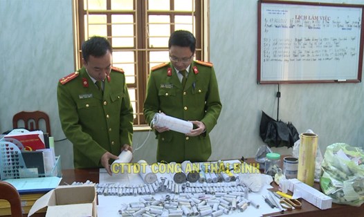 Công an huyện Tiền Hải kiểm tra tang vật là pháo nổ tự chế thu giữ của H. Ảnh: Công an Thái Bình