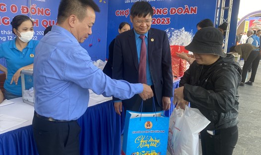 Ông Phan Văn Anh, Phó Chủ tịch Tổng Liên đoàn Lao động  Việt Nam tặng quà người lao động tại Chợ Tết Công đoàn. Ảnh: Văn Trực