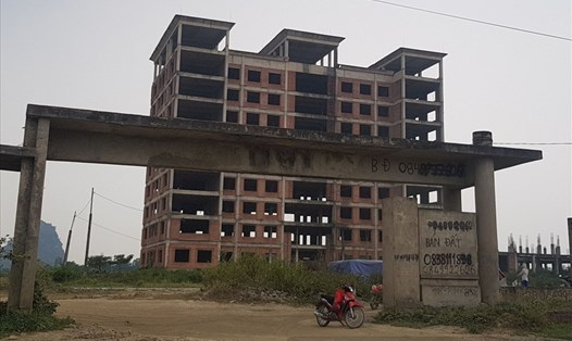 Dự án Trường Đại học Hoa Lư (thuộc xã Ninh Nhất, thành phố Ninh Bình) bỏ hoang hơn một thập kỷ nay. Ảnh: Diệu Anh