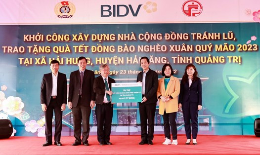 Ngân hàng BIDV trao tặng 5 tỉ đồng để xây 2 nhà tránh lũ ở tỉnh Quảng Trị. Ảnh: Hưng Thơ.