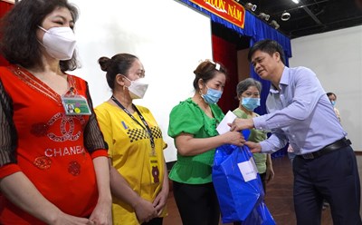 Phó Chủ tịch Tổng LĐLĐVN Ngọ Duy Hiểu tặng quà Tết cho công nhân Công ty TNHH Pouchen Việt Nam. Ảnh: Hà Anh Chiến