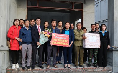 Trao kinh phí hỗ trợ cho đoàn viên có hoàn cảnh khó khăn xây nhà mái ấm. Ảnh: Bá Mạnh