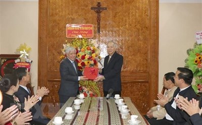 Bí thư Trung ương Đảng, Chủ tịch Ủy ban Trung ương Mặt trận Tổ quốc Việt Nam Đỗ Văn Chiến (trái) tặng quà chúc mừng Giáng sinh cho Giám mục Nguyễn Hùng Vị, Giám mục Giáo phận Kon Tum. Ảnh: TTXVN