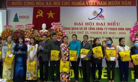 20 công nhân lao động có hoàn cảnh khó khăn của PISICO được nhận quà "Tết sum vầy". Ảnh: Nguyễn Hân.