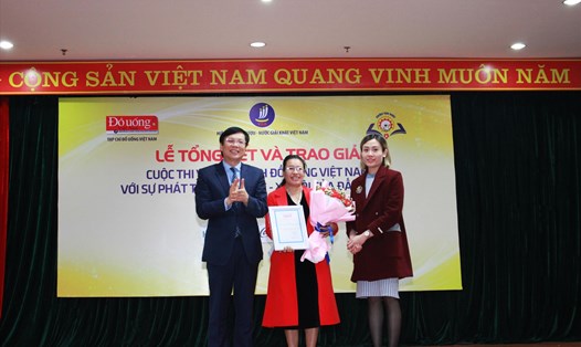 Nhà báo Hồ Quang Lợi trao giải cho tác giả đạt giải A. Ảnh: Hương Giang