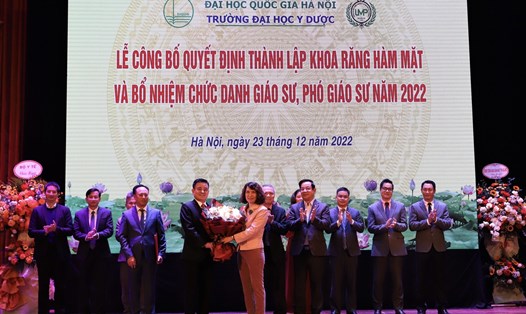 Thứ trưởng Bộ Y tế tặng hoa chúc mừng Khoa Răng Hàm Mặt được thành lập. Ảnh: Hương Giang