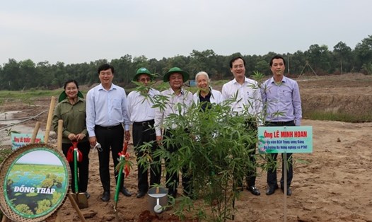 Bộ trưởng Bộ Nông nghiệp và Phát triển nông thôn Lê Minh Hoan cùng lãnh đạo tỉnh Đồng Tháp trồng những cây tre đầu tiên tại Ban Quản lý rừng tràm Gáo Giồng. Ảnh: Tâm Minh