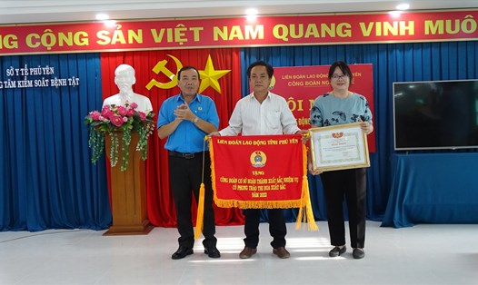 Lãnh đạo LĐLĐ tỉnh Phú Yên tặng cờ và bằng khen cho 2 tập thể thuộc Công đoàn Ngành Y tế có thành tích xuất sắc trong hoạt động công đoàn năm 2022. Ảnh: Mạnh Tuấn