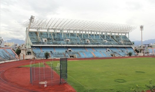 Sân vận động Chi Lăng (TP Đà Nẵng) bị hoang hóa hơn 10 năm nay. Ảnh: Nguyễn Linh