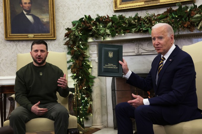Tổng thống Ukraine Volodymyr Zelensky (trái) và Tổng thống Mỹ Joe Biden tại Nhà Trắng ngày 21.12. Ảnh: AFP