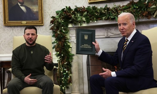 Tổng thống Ukraine Volodymyr Zelensky (trái) và Tổng thống Mỹ Joe Biden tại Nhà Trắng ngày 21.12. Ảnh: AFP
