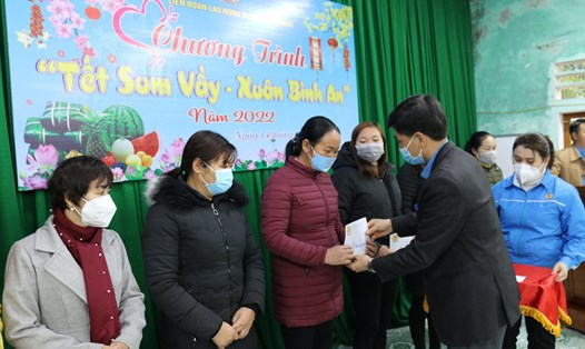 Lãnh đạo Liên đoàn Lao động tỉnh Hà Giang tặng quà cho công nhân lao động khó khăn huyện Bắc Quang tại Chương trình Tết Sum vầy năm 2022. Ảnh: Hà Phương