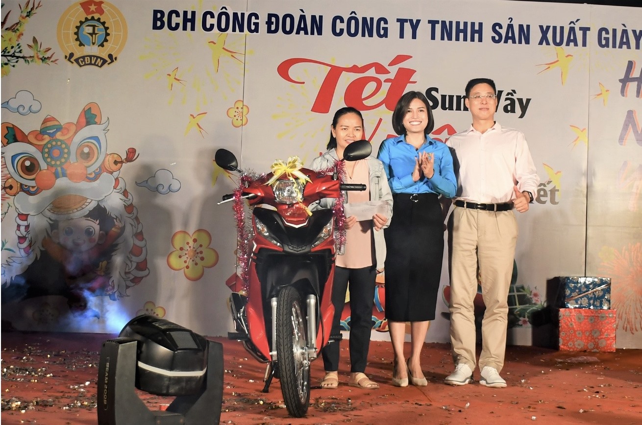 Người lao động may mắn bốc thăm trúng giải thưởng xe máy tại chương trình. Ảnh: Hoàng Hường