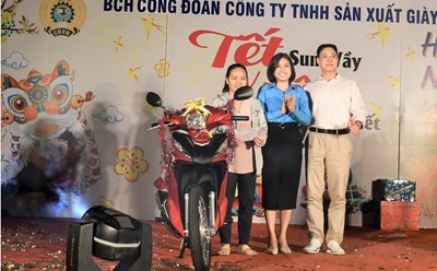 Người lao động may mắn bốc thăm trúng giải thưởng xe máy tại chương trình. Ảnh: Hoàng Hường