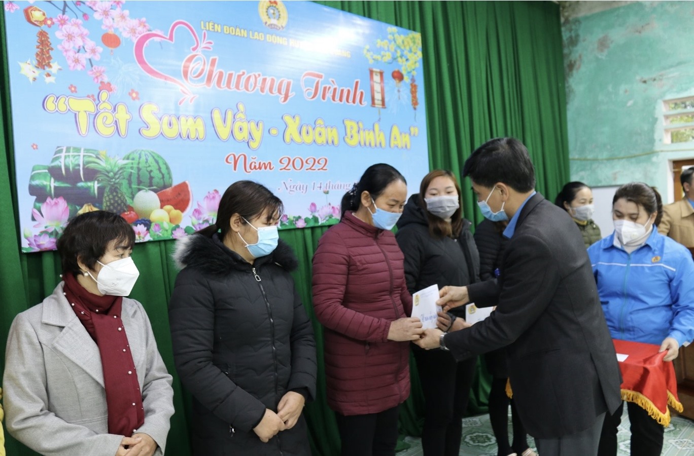 Lãnh đạo Liên đoàn Lao động tỉnh Hà Giang tặng quà cho công nhân lao động khó khăn huyện Bắc Quang tại Chương trình Tết Sum vầy năm 2022. Ảnh: Hà Phương