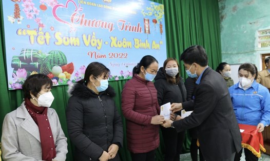 Lãnh đạo Liên đoàn Lao động tỉnh Hà Giang tặng quà cho công nhân lao động khó khăn huyện Bắc Quang tại Chương trình Tết Sum vầy năm 2022. Ảnh: Hà Phương