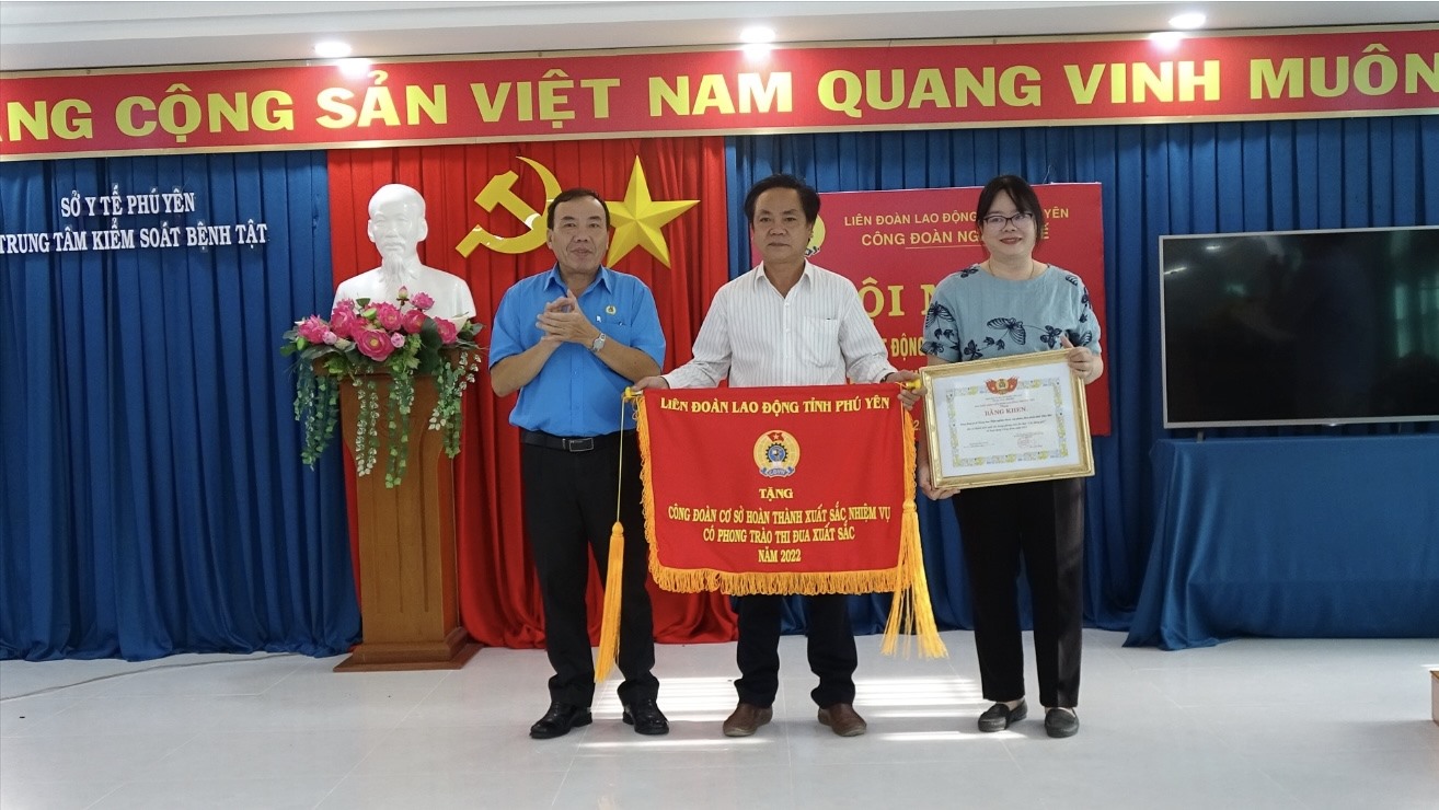 Lãnh đạo LĐLĐ tỉnh Phú Yên tặng cờ và bằng khen cho 2 tập thể thuộc Công đoàn Ngành Y tế có thành tích xuất sắc trong hoạt động công đoàn năm 2022. Ảnh: Mạnh Tuấn