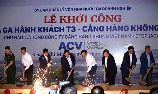 Thủ tướng Phạm Minh Chính cùng các đại biểu phát động lễ khởi công xây nhà ga T3.  Ảnh: Minh Quân