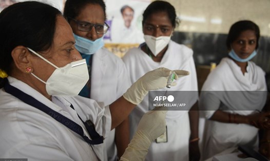 Nhân viên y tế tiêm vaccine COVID-19 Covishield ở Secunderabad, Ấn Độ tháng 7.2022. Ảnh: AFP