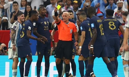 Các cầu thủ Pháp phản ứng với quyết định của trọng tài Szymon Marciniak trong trận chung kết World Cup 2022. Ảnh: AFP