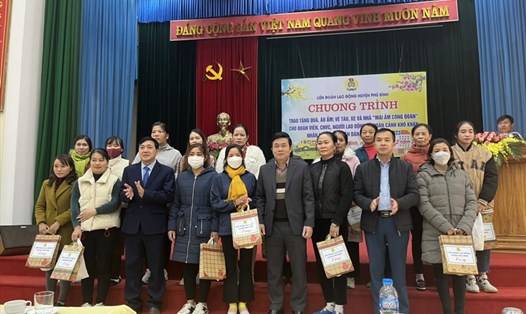 LĐLĐ tỉnh Thái Nguyên và huyện Phú Bình tặng quà cho đoàn viên khó khăn. Ảnh: Thanh Nga