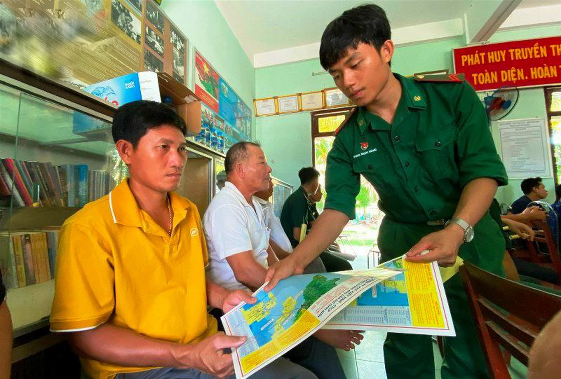 Phát tờ rơi hướng dẫn công tác phối hợp bảo vệ an ninh, an toàn. Ảnh: PV GAS