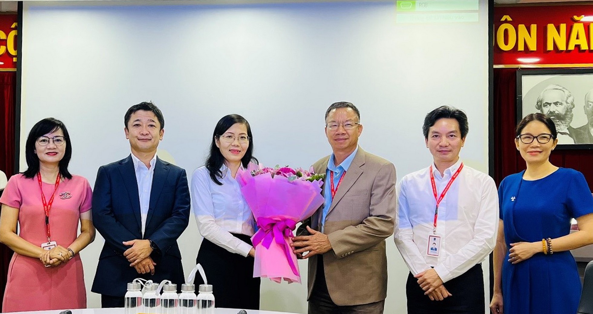 Ông Trần Trung Chính - Chủ tịch HĐQT và ban lãnh đạo PV Gas D chúc mừng bà Trần Thị Hạnh Thục được bầu làm thành viên độc lập Hội đồng Quản trị PV Gas D nhiệm kỳ 2022 -2027. Ảnh: PV GAS D