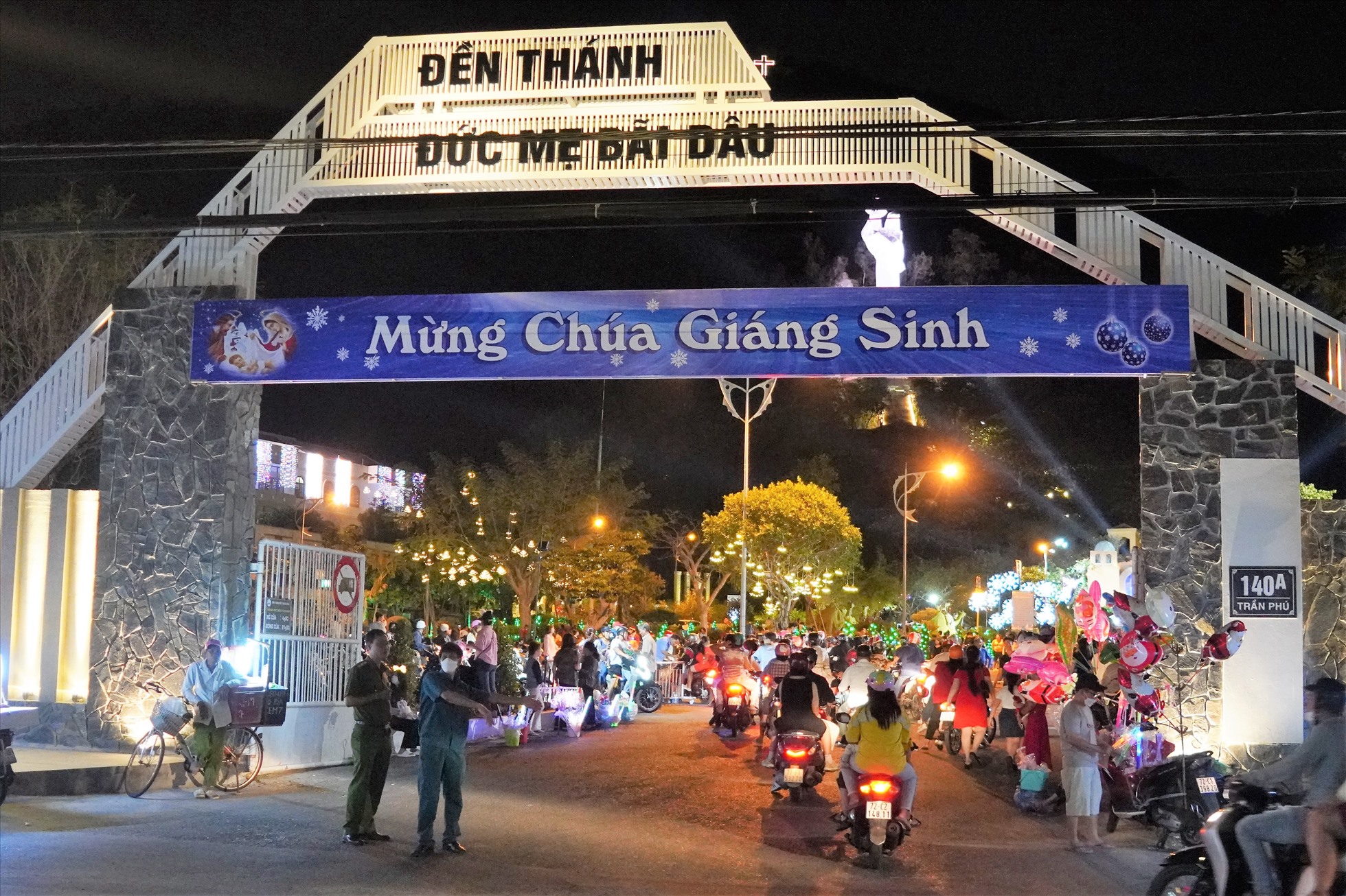 Mới khoảng hơn 18h nhưng đã có khá đông người dân, du khách tập trung đến nhà thờ Đức Mẹ Bãi Dâu. Ảnh: Thành An